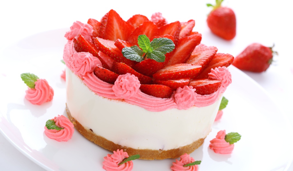 Аппетитное пирожное суфле с розовым кремом и клубникой