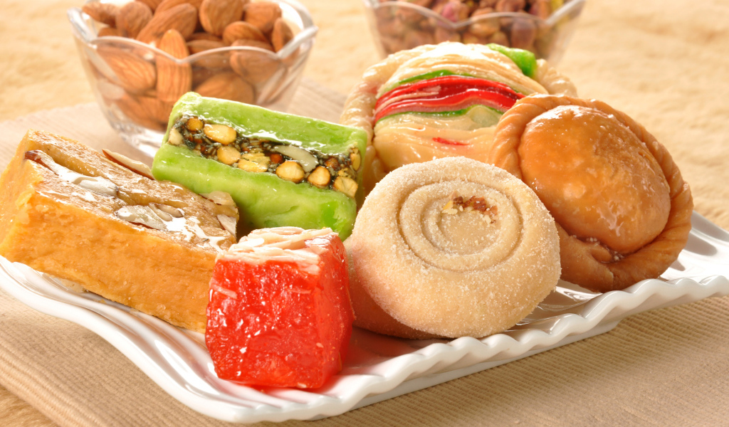 Аппетитные восточные сладости на тарелке 