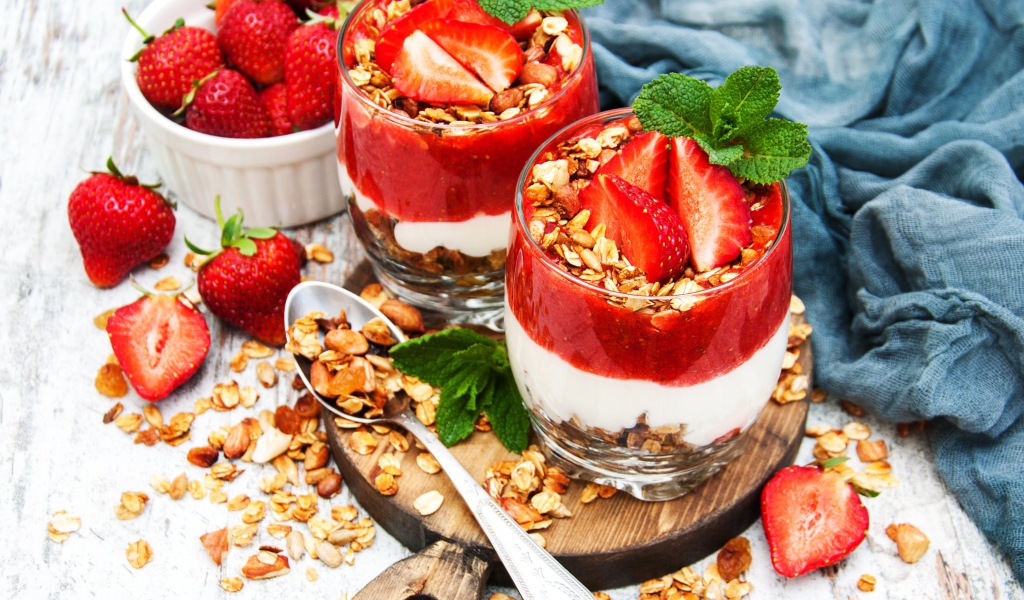 Десерт с овсяными хлопьями и клубникой на столе