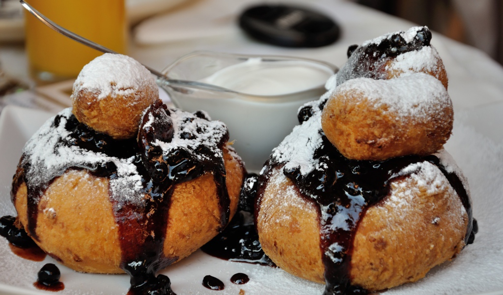 Пончики и с вареньем и сахарной пудрой