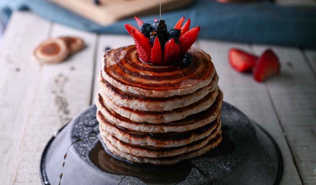 Оладьи с медом и ягодами черники и клубники 