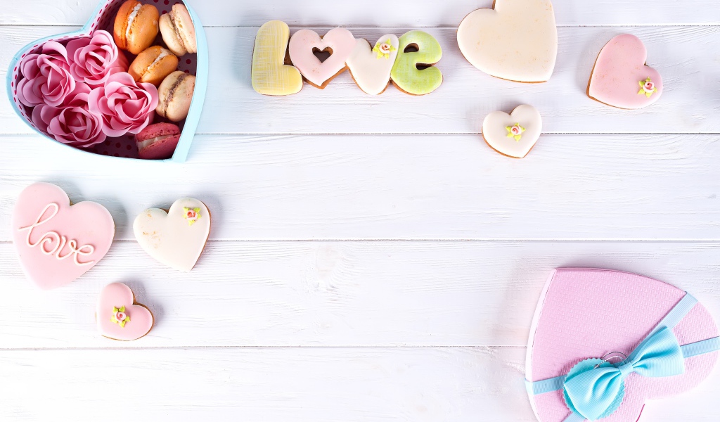 Подарочная коробка в форме сердца на столе с печеньем 