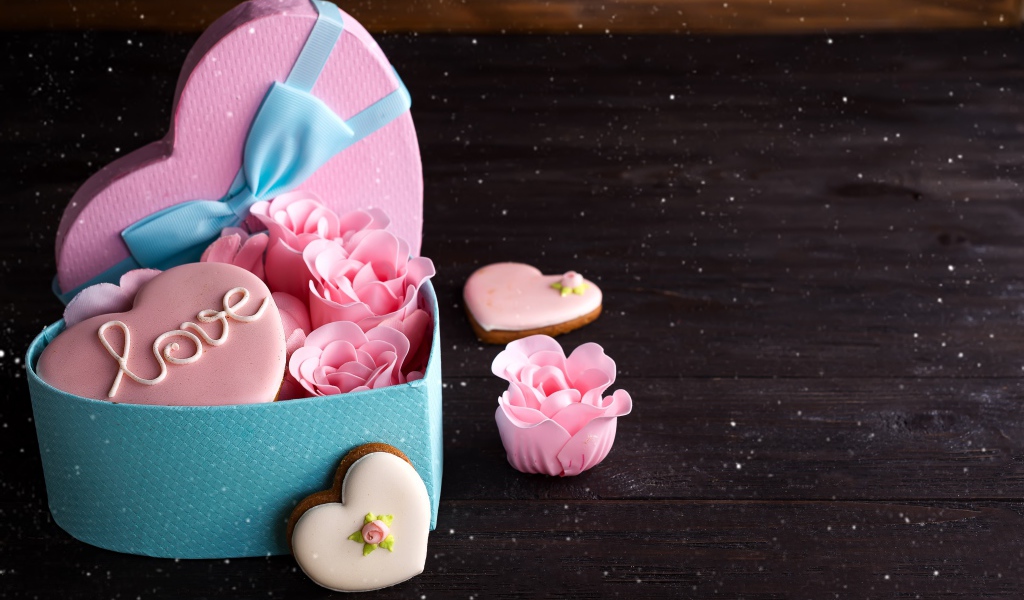 Коробка в форме сердца с розами из мастики и печеньем
