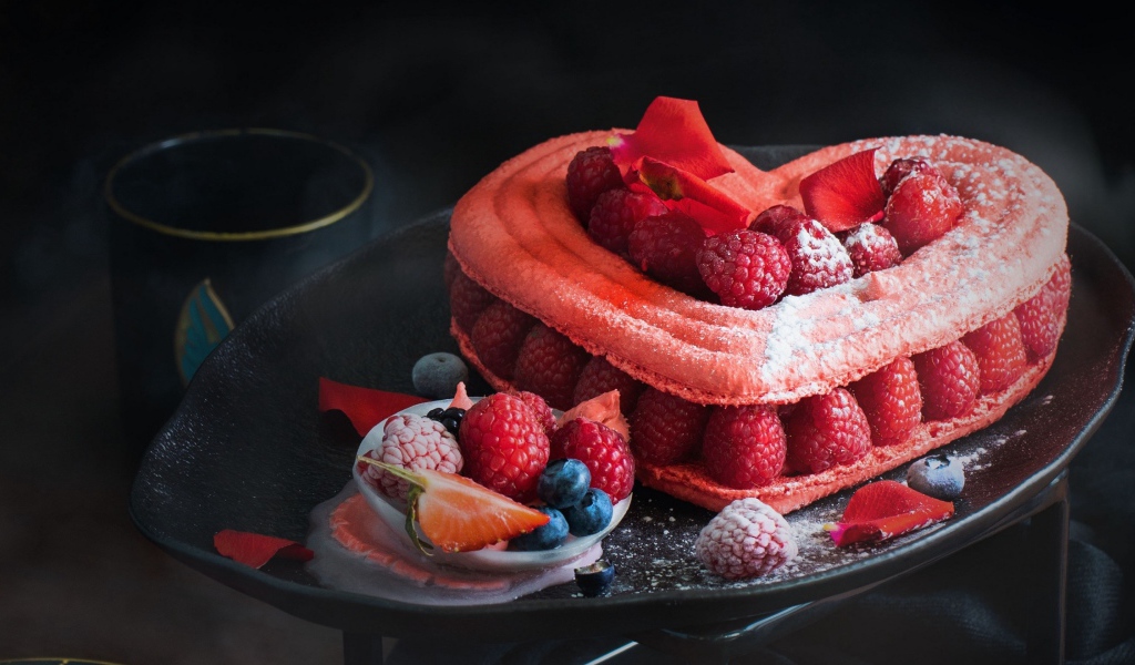 Торт в форме сердца с ягодами малины и сахарной пудрой