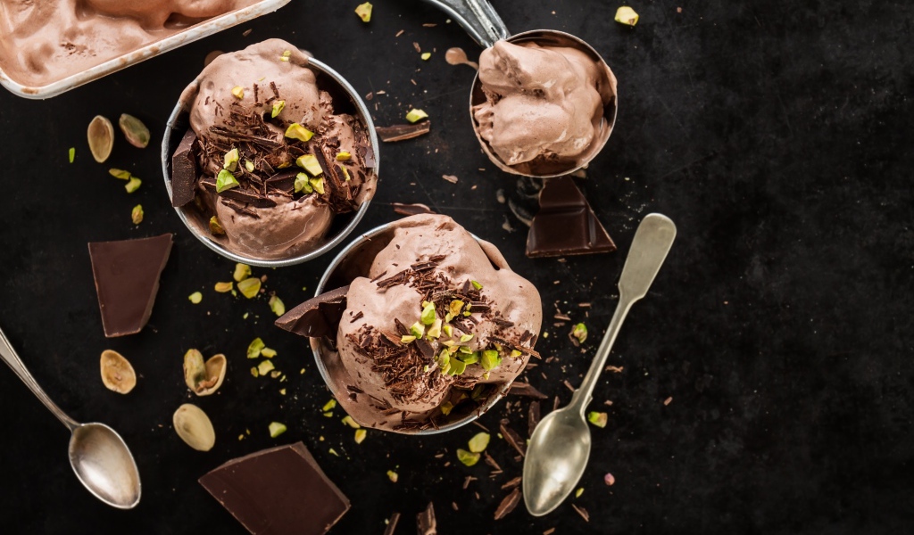 Мороженое с шоколадом и фисташками на столе