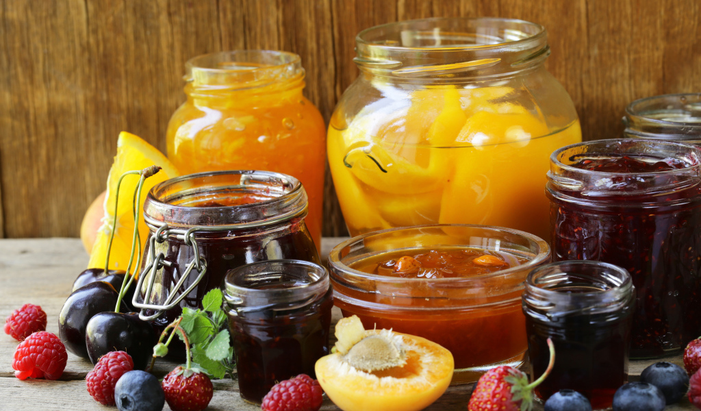 Повидло и варенье на столе с ягодами