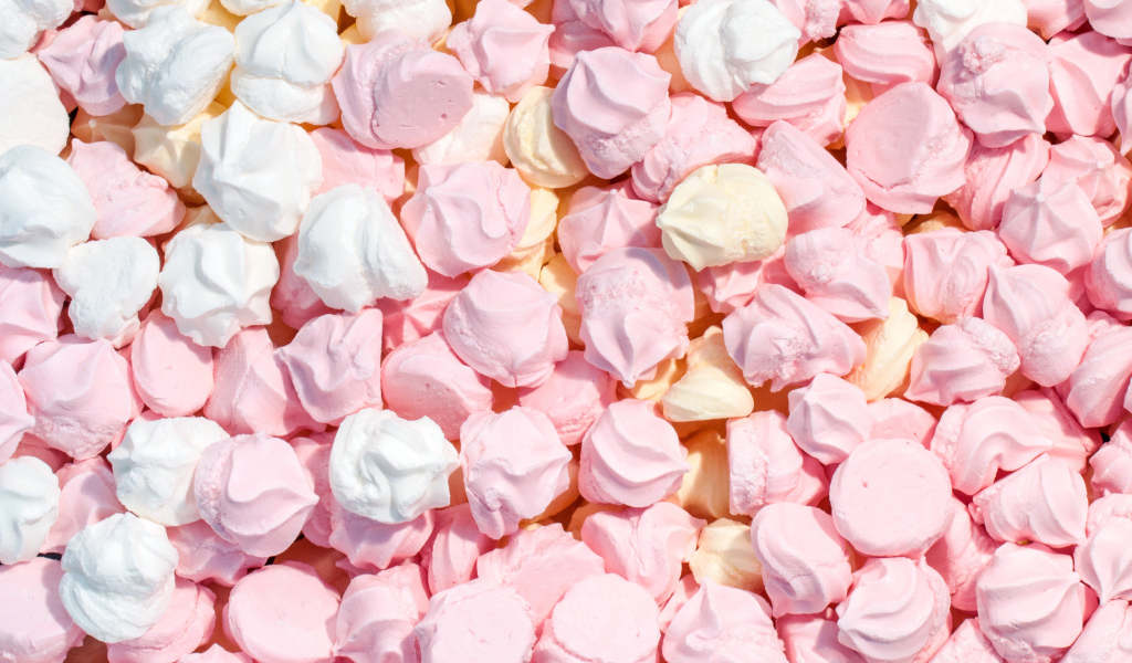 Много сушеного безе крупным планом