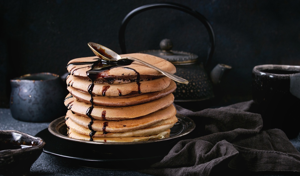Пышные оладьи с шоколадом на столе