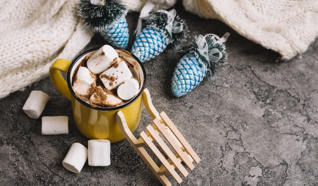 Кружка с маршмеллоу и игрушками 