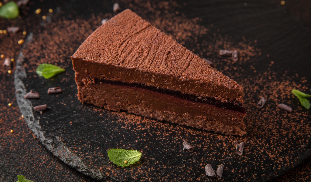 Торт мусс с джемом на столе с какао 