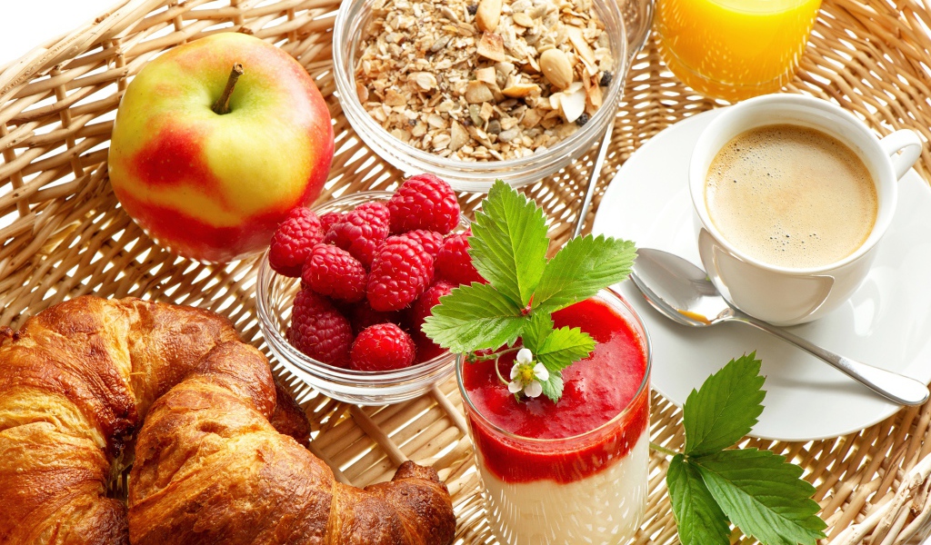 Мюсли, напитки, яблоко, выпечка и ягоды малины на завтрак