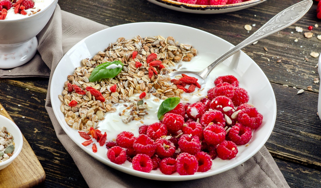 Мюсли йогуртом и свежими ягодами малины на завтрак