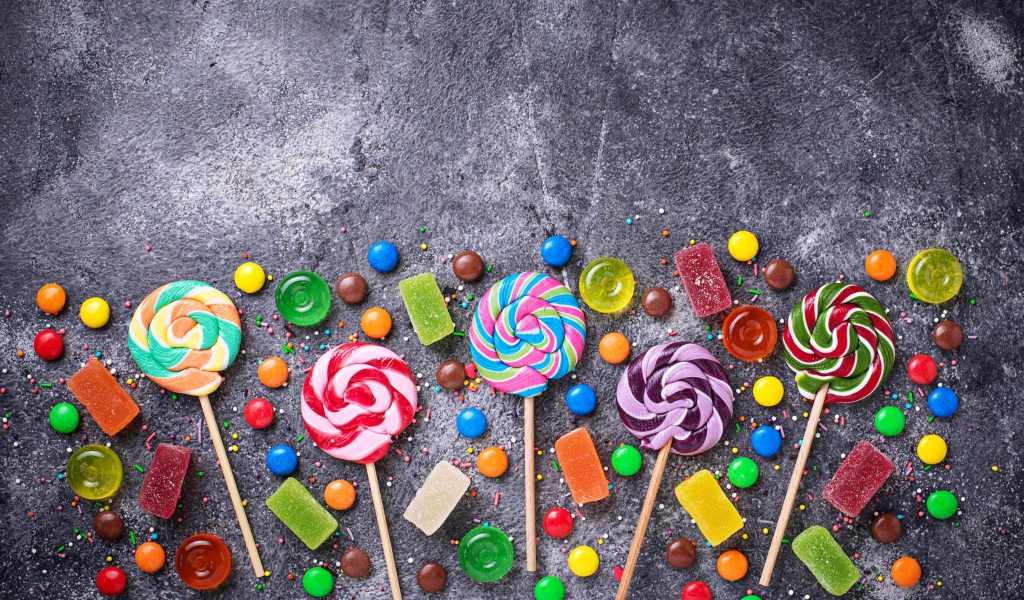 Разноцветные леденцы на сером столе