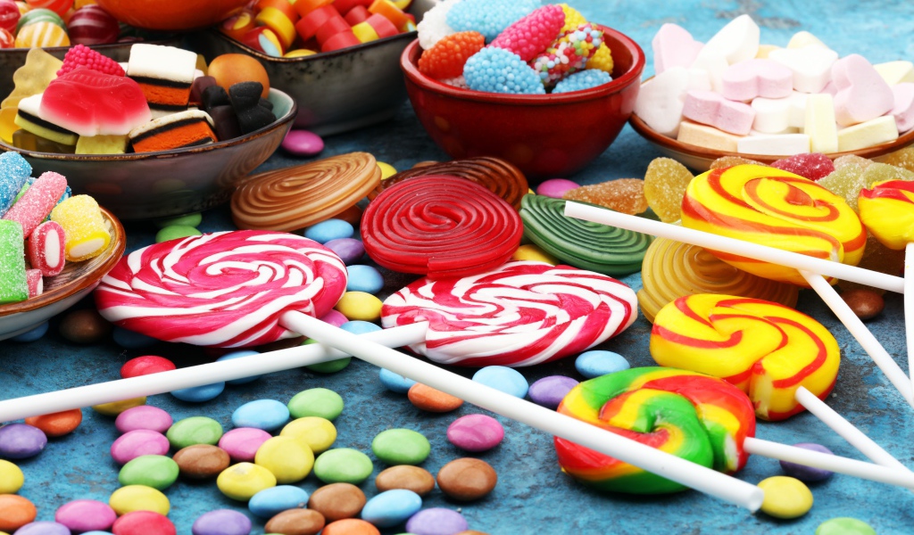 Разноцветные сладости на столе