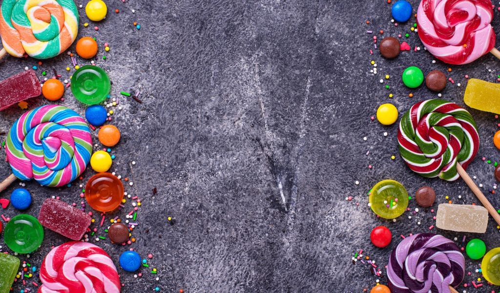 Разноцветные конфеты на сером фоне