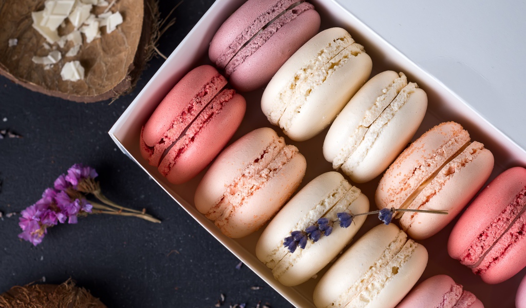 Разноцветный десерт макарон в коробке на столе