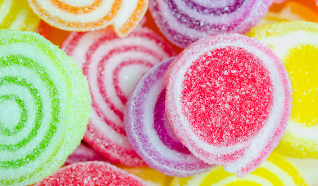 Разноцветный мармелад в сахаре крупным планом