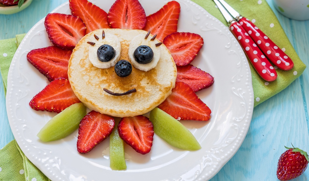 Оладьи с фруктами и ягодами на тарелке