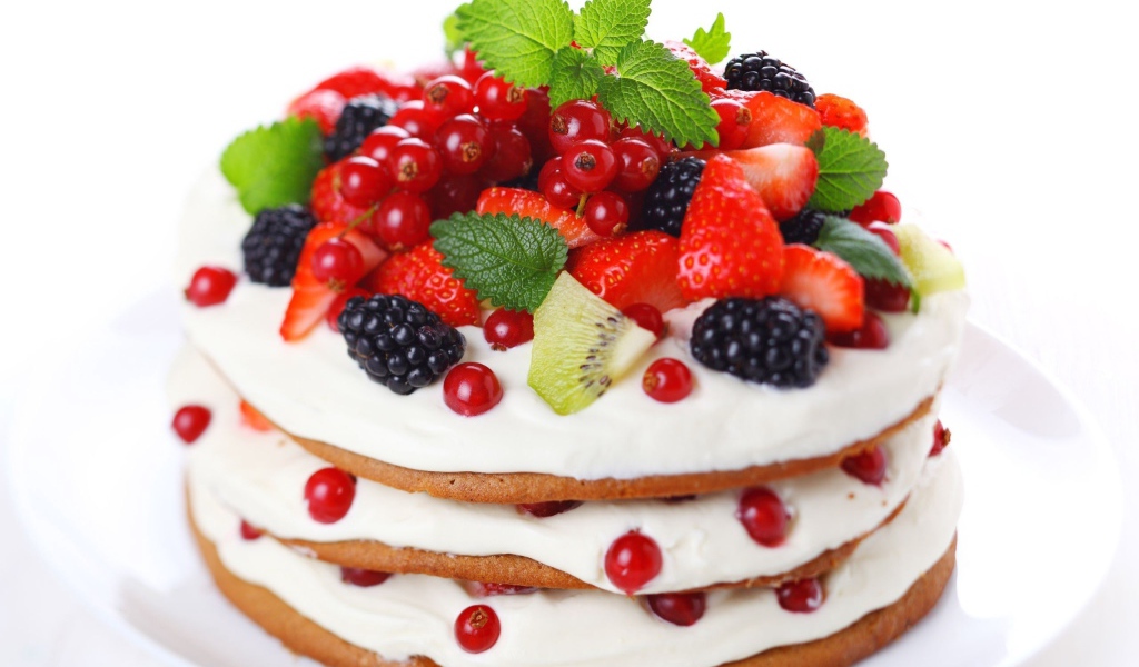 Панкейки с кремом и свежими ягодами на белом фоне