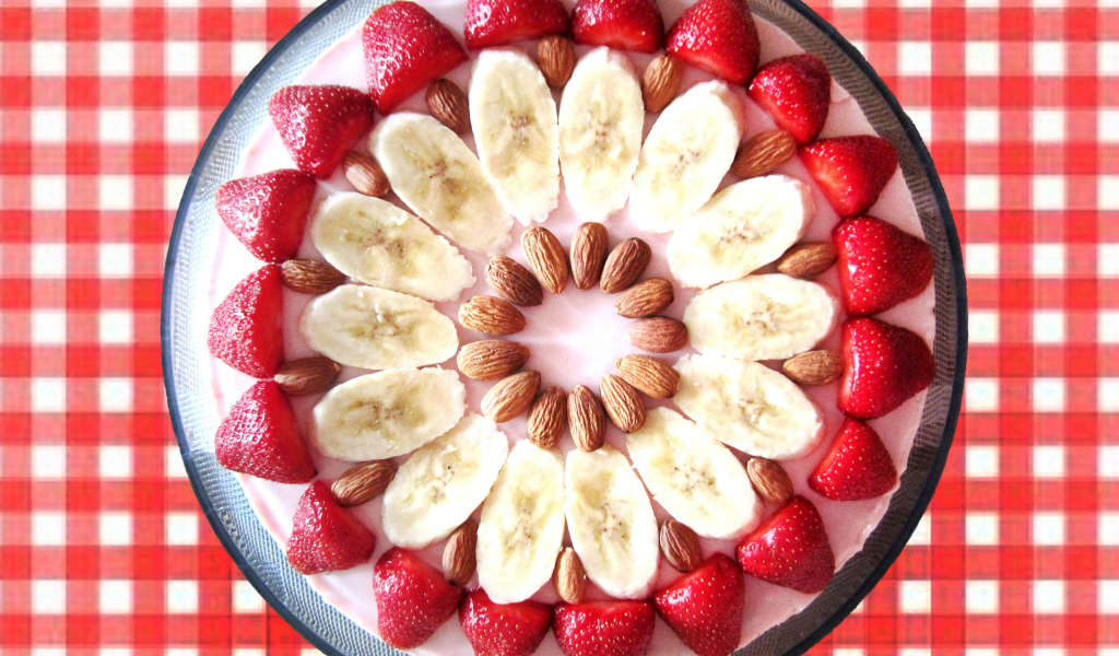 Пирог с бананами, клубникой и миндальными орехами