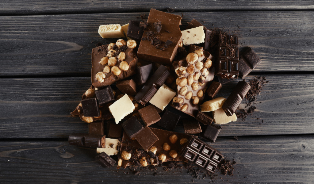 Куски шоколада на столе