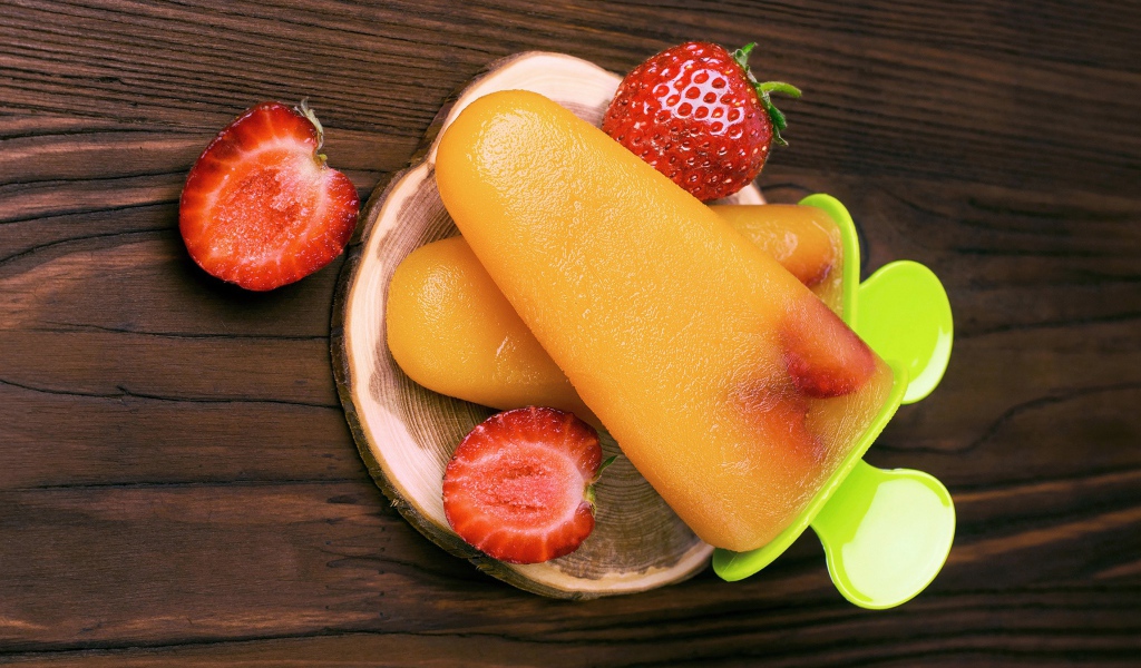 Фруктовое мороженое на столе с клубникой