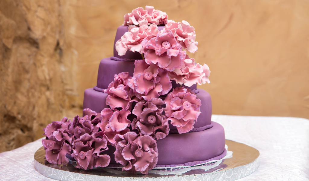 Фиолетовый торт с красивыми розовыми цветами