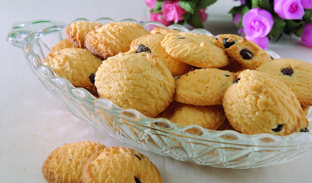 Песочное печенье с изюмом на хрустальной вазе 