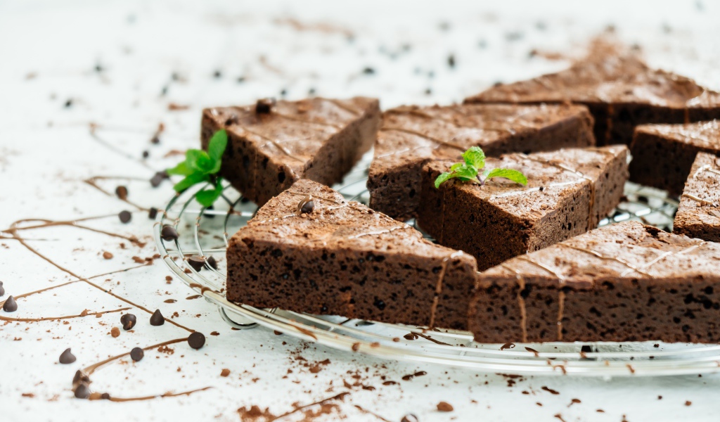 Кусочки аппетитного шоколадного десерта брауни