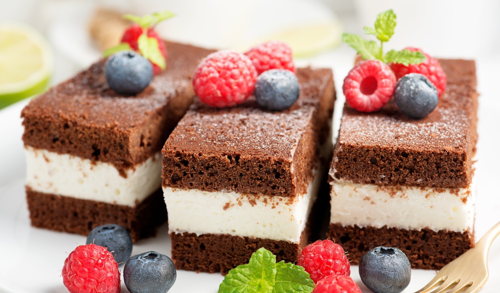 Пирожные с суфле и ягодами малины и черники 