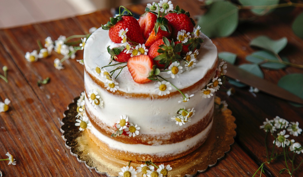 Бисквитный торт с ромашками и ягодами клубники