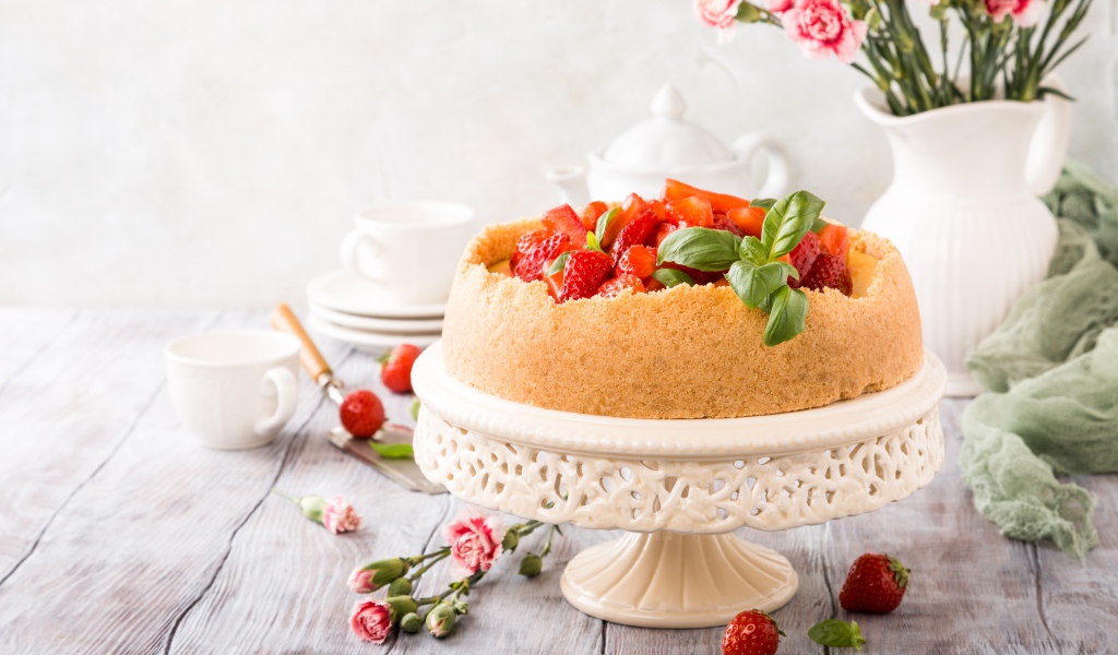 Песочный пирог с клубникой на столе с цветами гвоздики