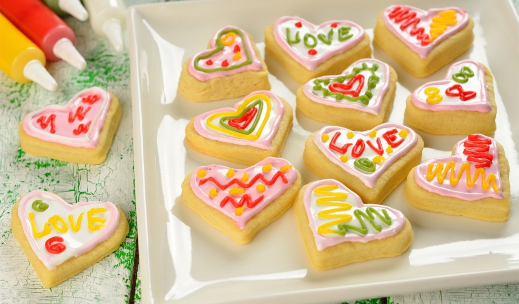 Сладкое печенье в форме сердца с глазурью 