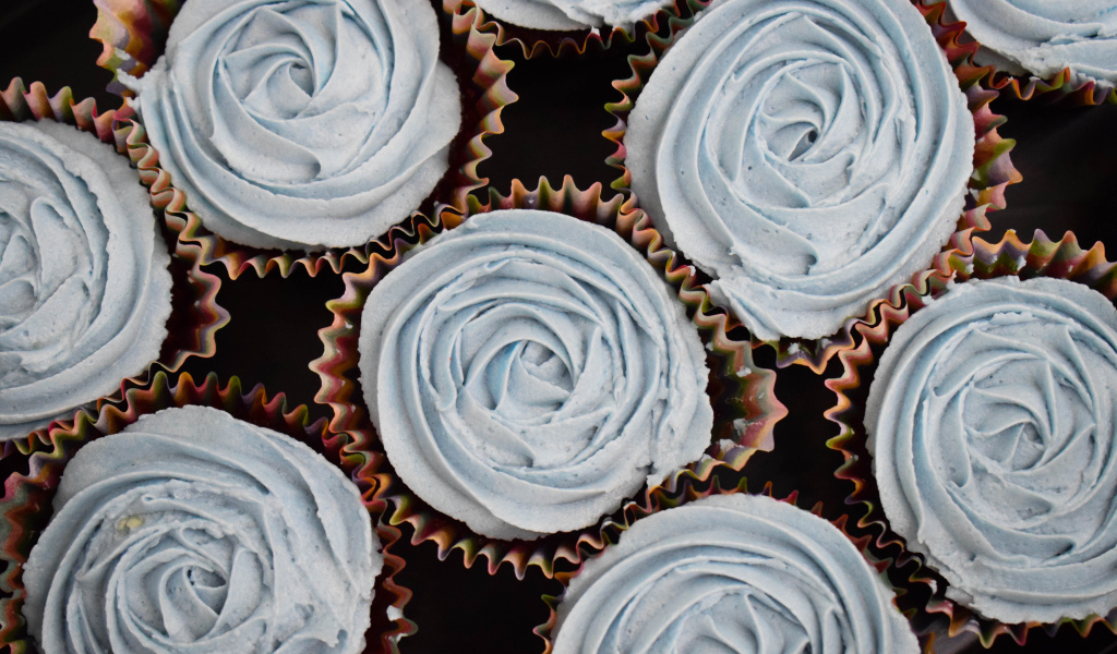 Сладкие кексы с кремом вид сверху