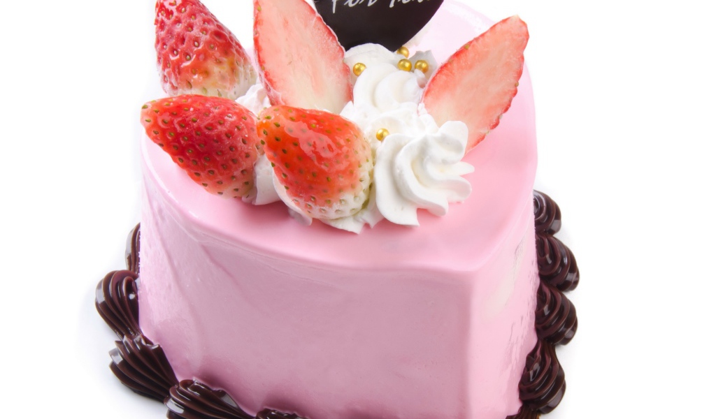 Сладкий розовый торт с шоколадным кремом, сливками и кусочками клубники