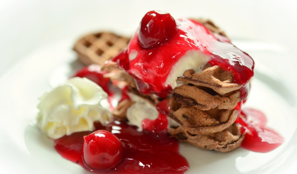 Сладкие вафли с мороженым и джемом на белом фоне