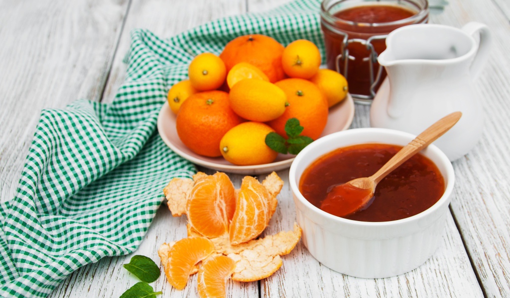 Джем на столе с мандаринами 