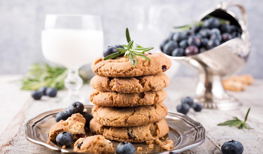 Вкусное печенье на столе с ягодами черники