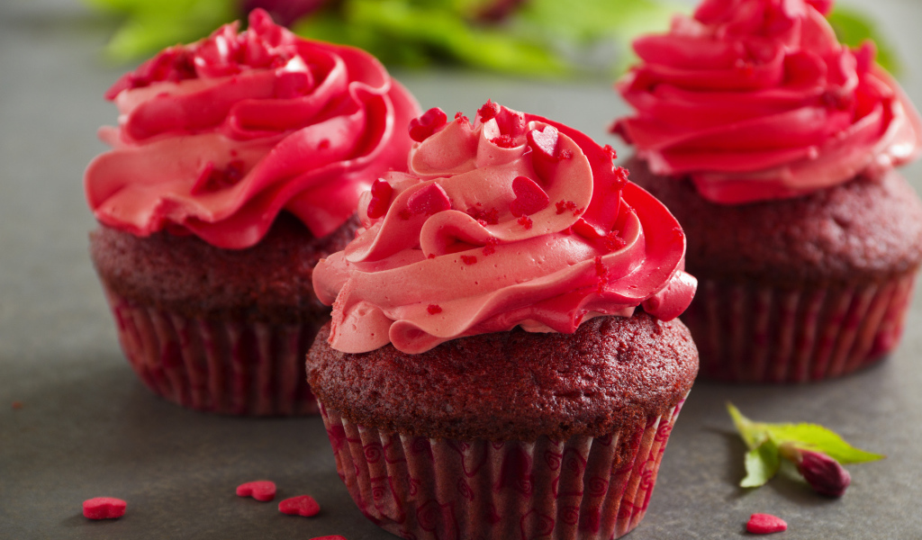 Три шоколадных кекса с розовым кремом 