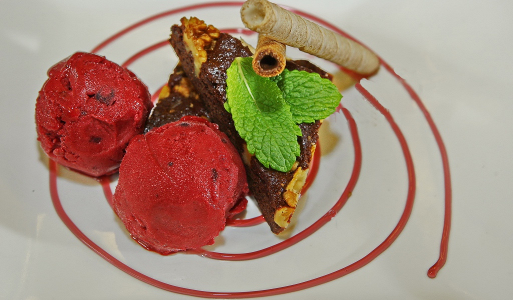 Два шарика фруктового мороженого с щербетом и трубочками