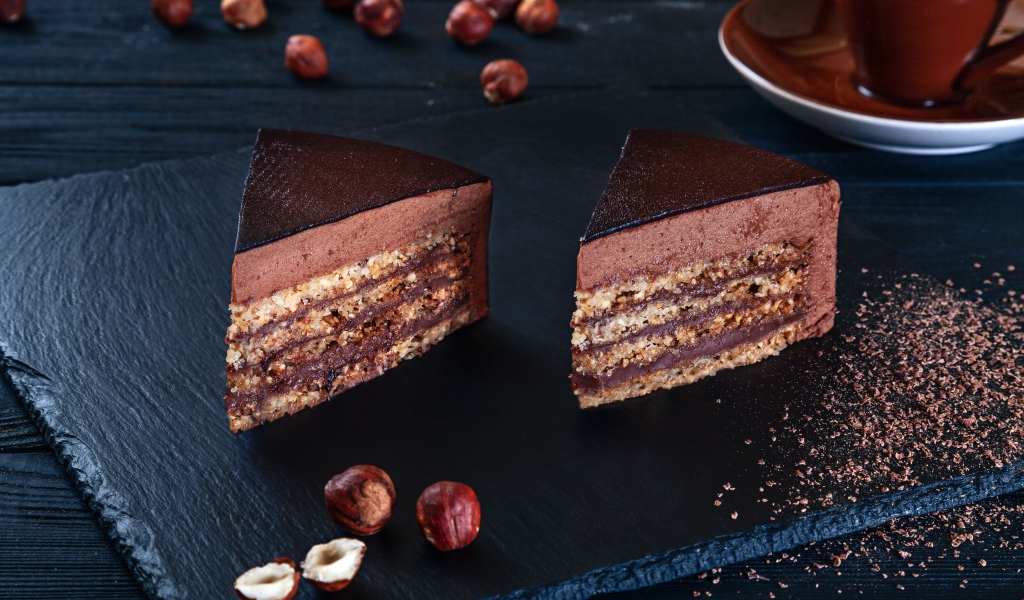 Два куска торта с лесными орехами на столе 