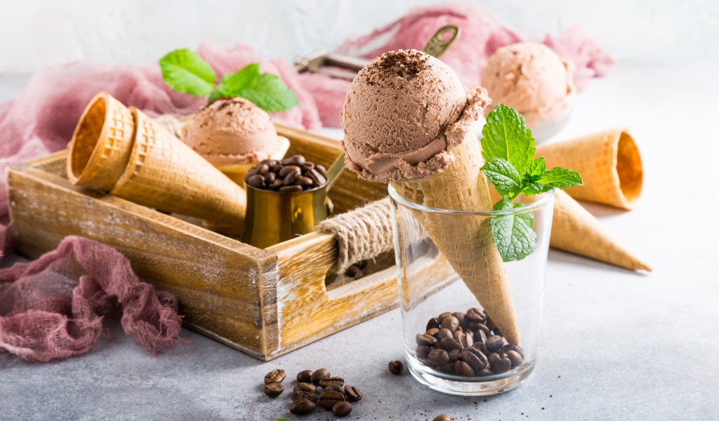 Вафельный рожок с мороженым в стакане с кофейными зернами