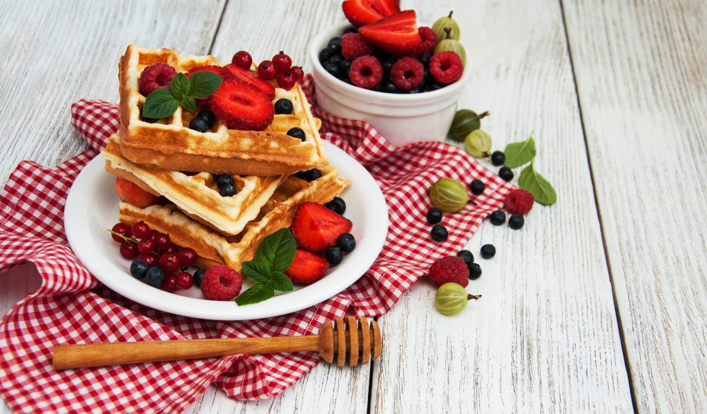 Вафли на столе со свежими ягодами