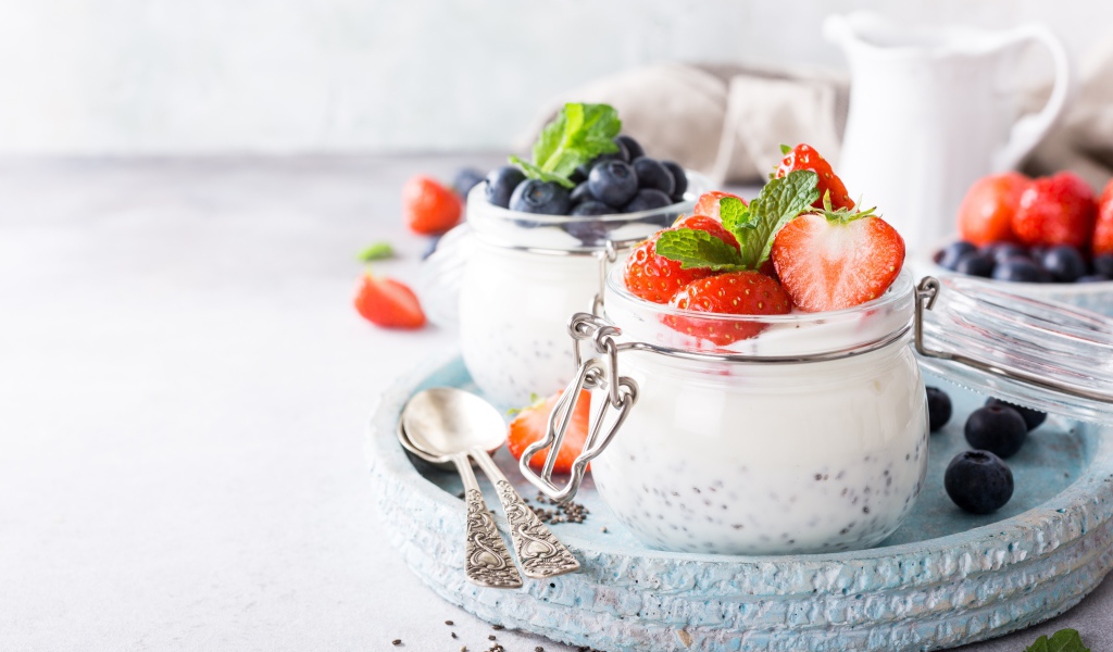 Йогурт с семенами годжи и ягодами на завтрак