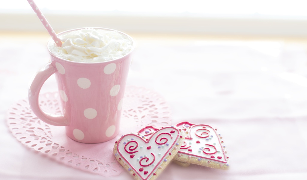 Чашка напитка со взбитыми сливками с печеньем на столе