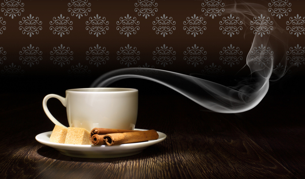 Чашка горячего кофе с дымом на блюдце с сахаром и корицей