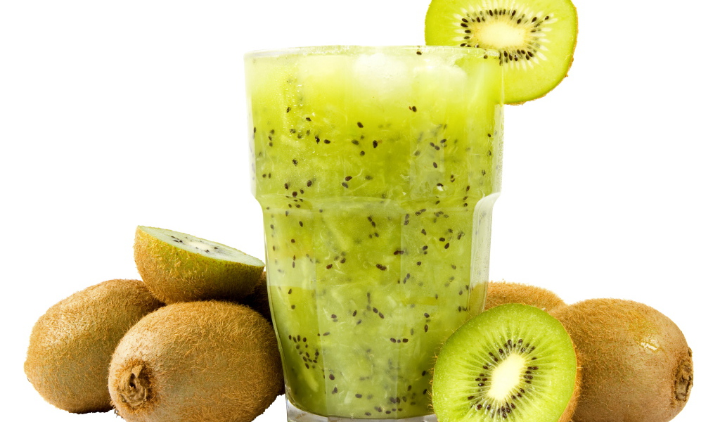 Стакан напитка из киви на белом фоне с плодами киви