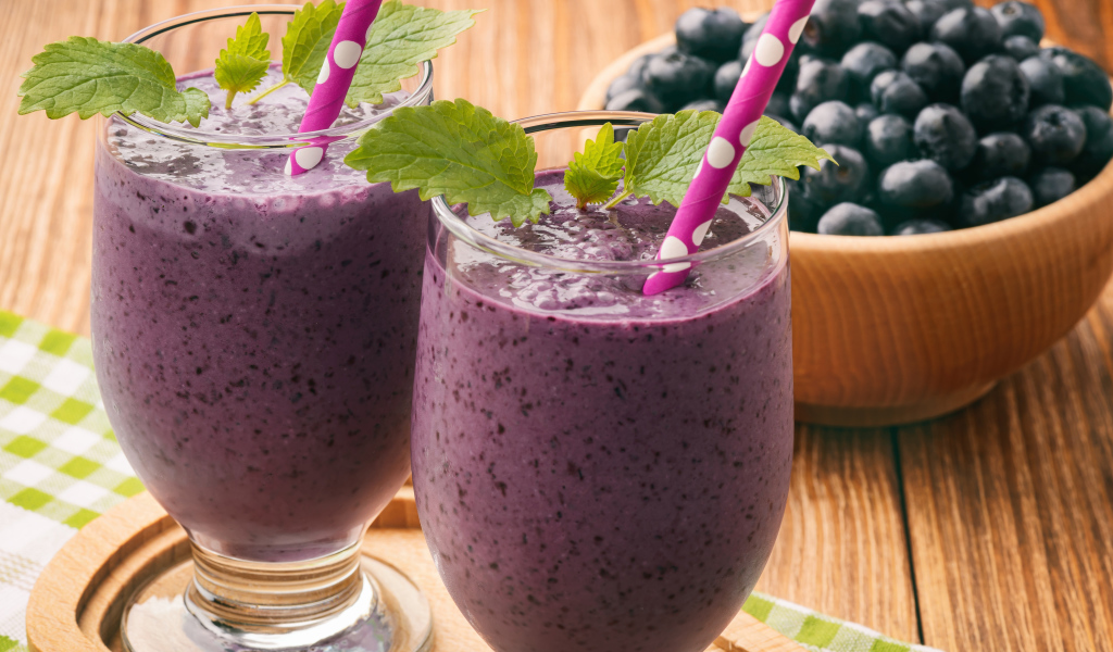 Черничное смузи в стаканах с трубочками