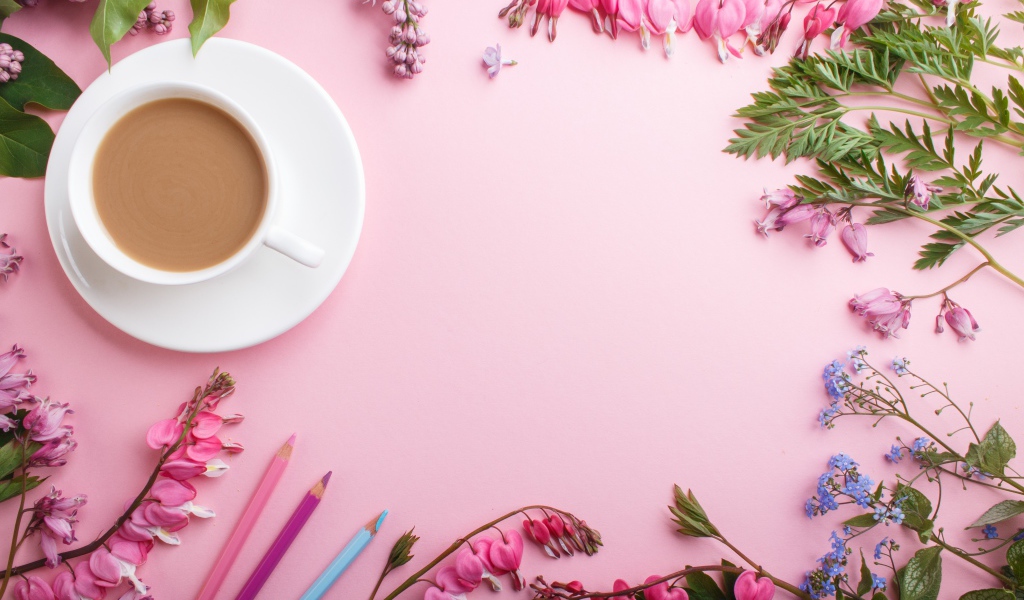 Чашка кофе на розовом фоне с цветами