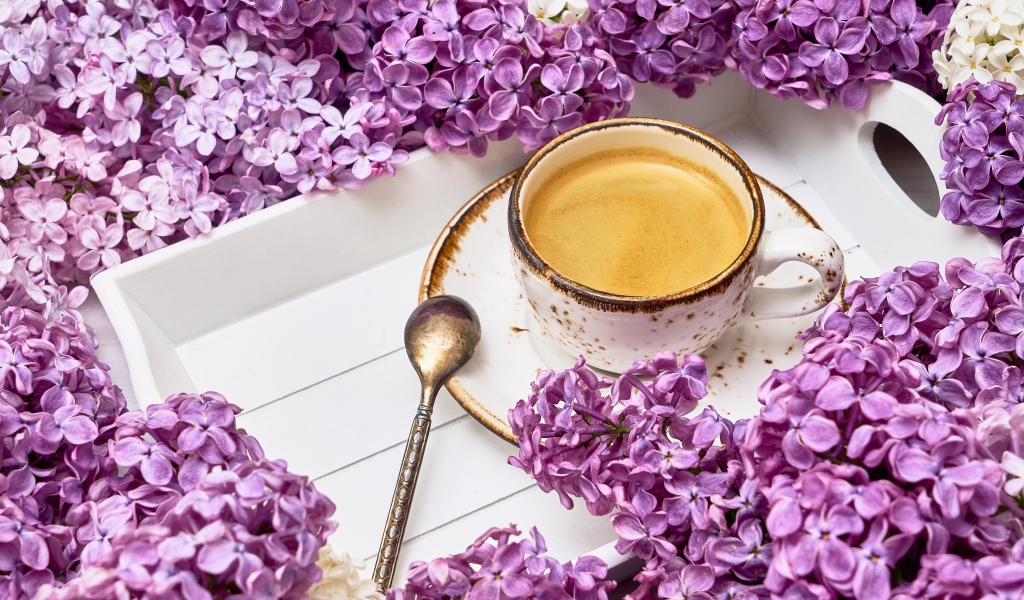 Чашка кофе на подносе с цветами сирени 